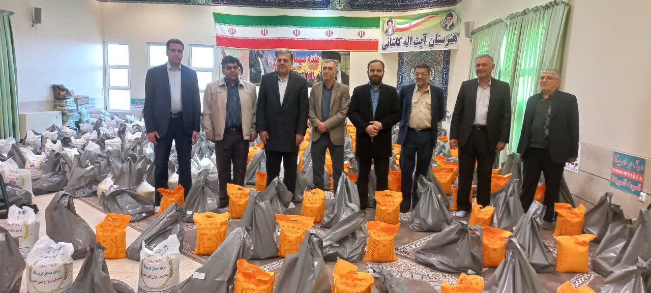 توزیع بسته های مواد غذایی در بین دانش آموزان بی بضاعت اصفهانی