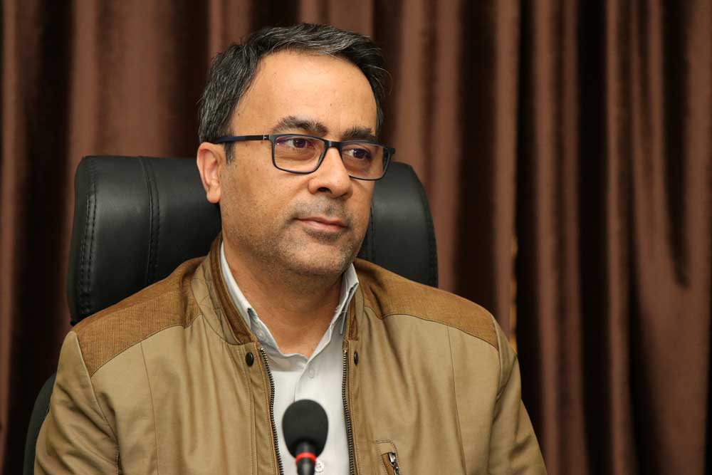 بارگاه ملکوتی رضوی، تجلی‌گاه هنرهای گوناگون اسلامی- ایرانی در طی قرون متمادی است. هنر حجاری نیز از جمله این هنرهاست که پیشینه تاریخی دیرینه‌ای در این آستان مقدس دارد. در واقع از حجاری در تزئینات بناها و همچنین خلق آثار جنبی همچون سقاخانه‌ها، سنگاب‌ها، محراب‌ها و سنگ قبرها استفاده شده است. 