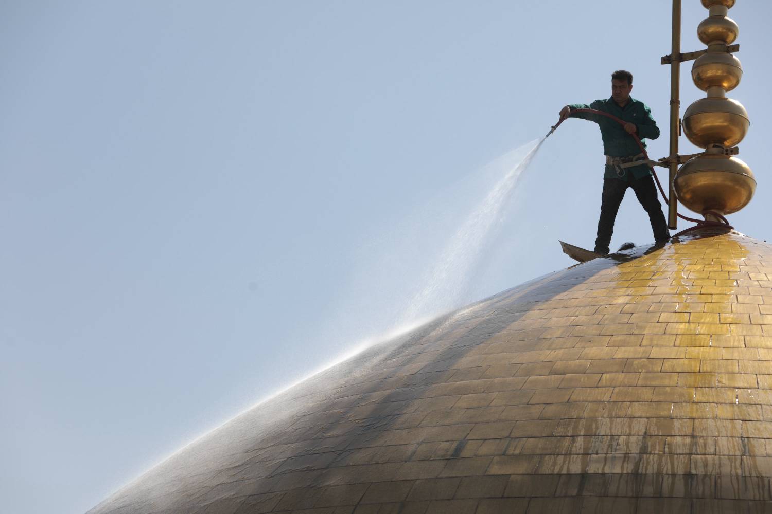 شست‌وشوی گنبد حرم مطهر رضوی در آستانه سالروز شهادت امام رضا(ع)