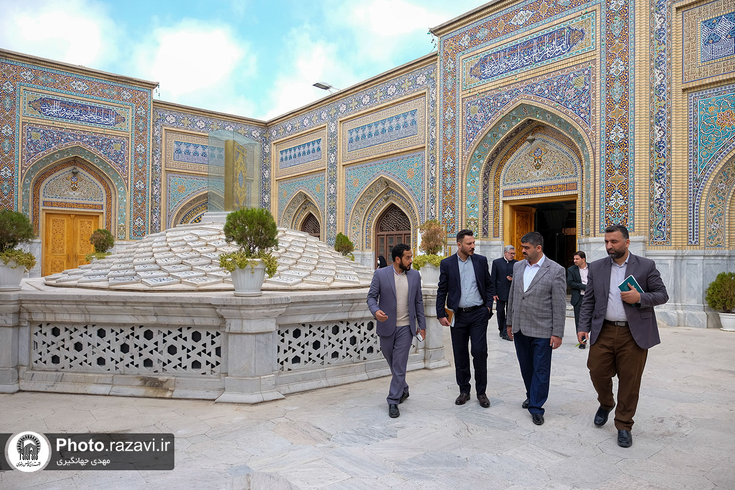 بازدید جمعی از مسئولین عتبه علویه از کتابخانه آستان قدس رضوی