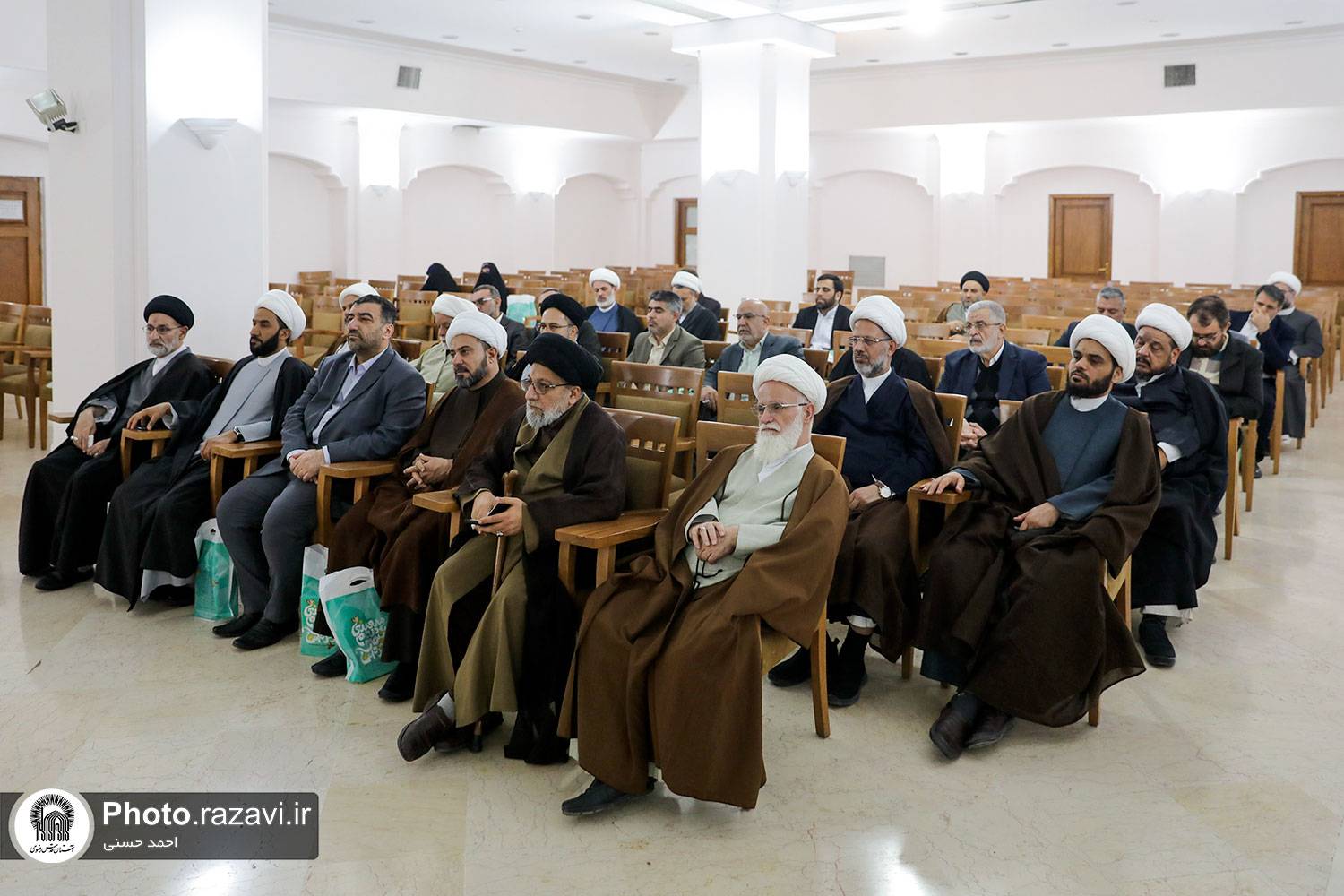 حضور جمعی از محققان حوزه علمیه نجف در دانشگاه علوم اسلامی رضوی