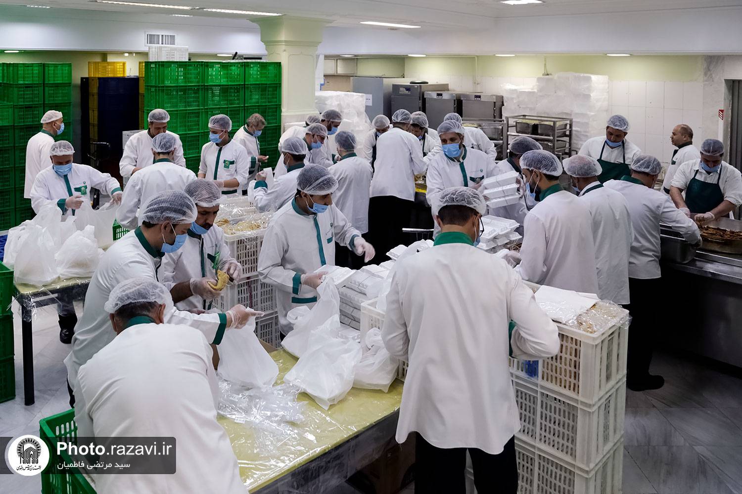 مدیر مهمانسراهای حرم مطهر رضوی از توزیع 4 هزار پرس غذای متبرک ماهی طبخ شده در مهمانسرای حضرت رضا(ع) بین اقشار محروم در حاشیه شهر مشهد در شب سال نو خبر داد. 