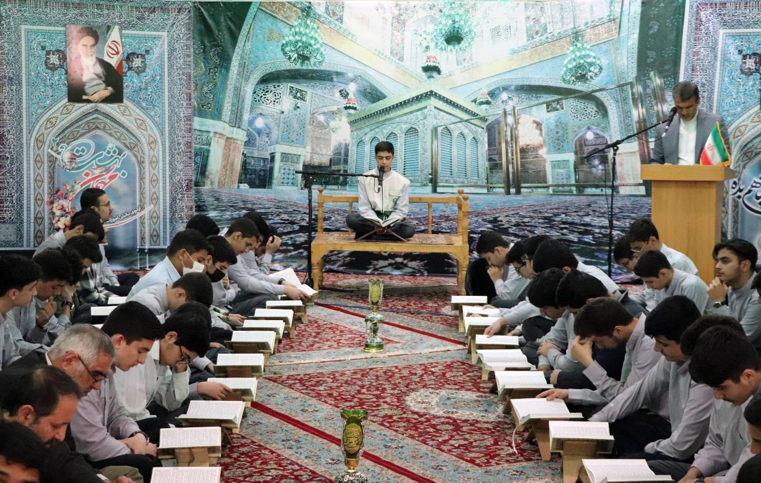 همزمان با اولین روز آغاز به کار مدارس در سال جدید، نماز جماعت ظهر و عصر و محفل تلاوت قرآن کریم در جمع مسئولان آموزش و پرورش استان، مدیران بنیاد فرهنگی رضوی و پسران دانش آموزان در نمازخانه دبیرستان علوم و معارف اسلامی امام رضا(ع) برگزار شد.‌