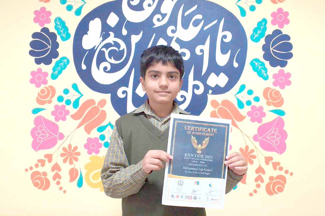 دانش آموز پایه ششم دبستان امام رضا(ع) واحد 2 با شرکت در مسابقه برنامه نویسی اسکرچ کید کد(kidcod) دانشگاه صنعتی شریف، مقام اول بخش مجازی را از آن خود کرد.