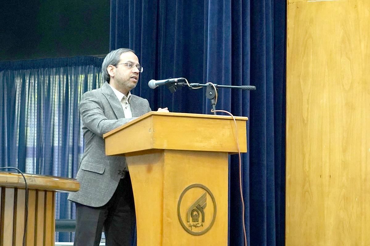 رئیس دانشگاه بين المللي امام رضا(ع) گفت: اگر مفهوم رشد توليد با شعار سال گذشته در هم آميخته شود، رشد توليد دانش بنيان را براي محيط‌هاي دانشگاهي الزامي مي‌كند.