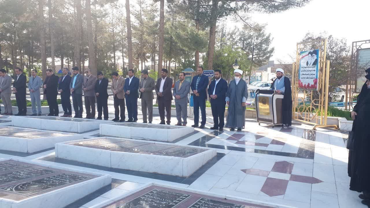  آیین غبارروبی و عطرافشانی مزار مطهر شهدای آرمیده در زیارتگاه شهید آیت الله مدرس(ره) همزمان با آغازین روز های تحصیلی پس از سال نو وابسته به موسسه فرهنگی و بقاع متبرکه آستان قدس رضوی برگزار شد.