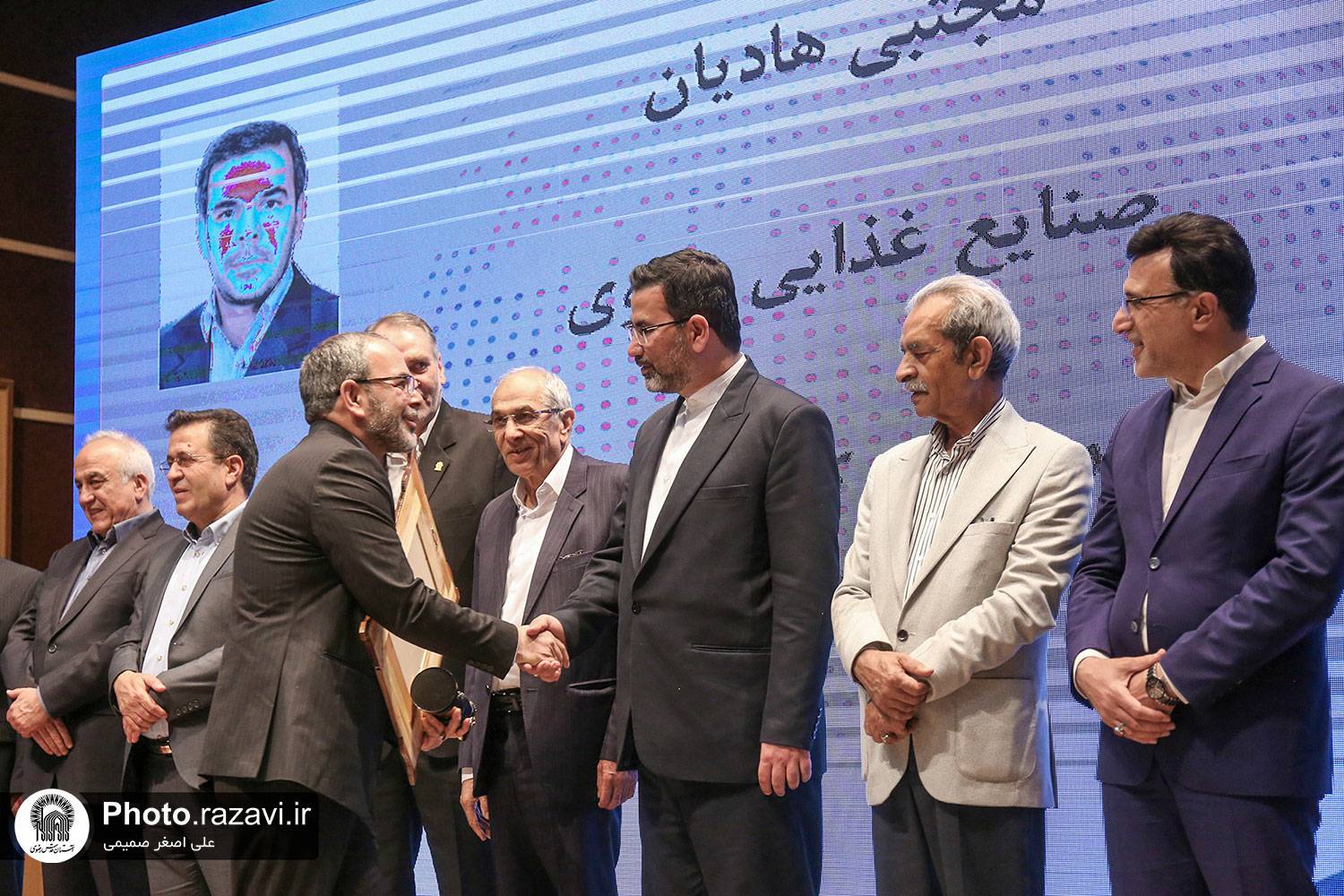 شرکت صنایع غذایی رضوی برای هشتمین بار به عنوان صادرکننده منتخب و نمونه استان خراسان رضوی شناخته شد.