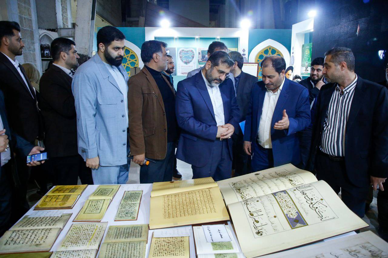 محمدمهدی اسماعیلی وزیر فرهنگ و ارشاد اسلامی از غرفه کتاب‌های انتشارات به‌نشر و مرکز قرآن کریم آستان قدس رضوی در سی‌امین نمایشگاه بین‌المللی قرآن کریم تهران بازدید کرد. 