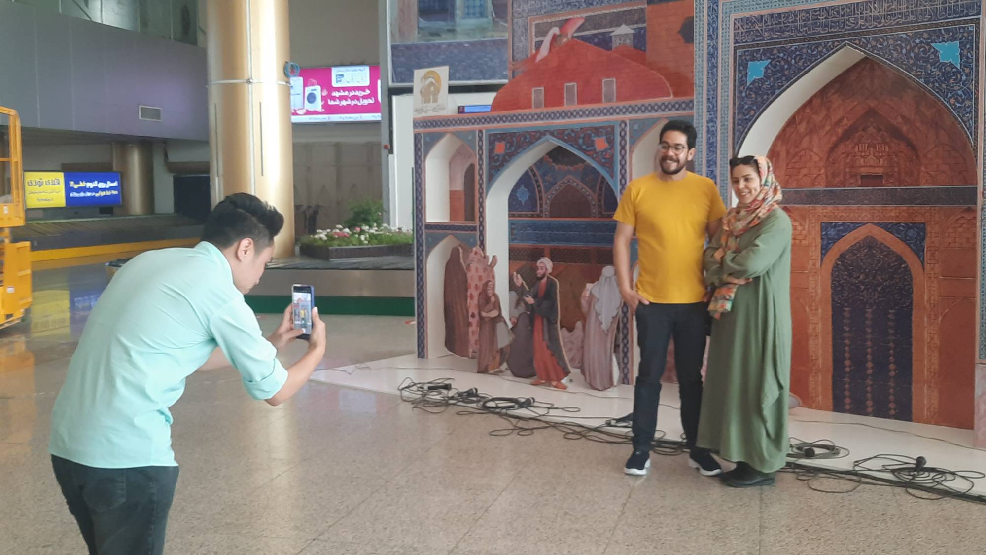 المان نوروزی استقبال از بهار 1402 مؤسسه آفرینش‌های هنری آستان قدس رضوی با عنوان «حریم کبریایی» در فرودگاه بین‌المللی شهید هاشمی‌نژاد مشهد مورد توجه زائران نوروزی قرار گرفت. 