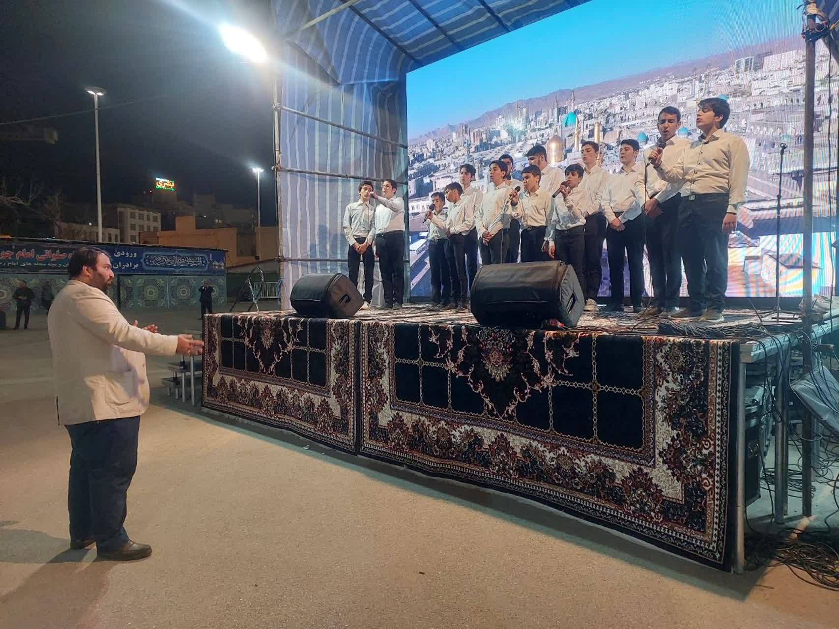 ایام نوروز است و خیابان‌های مجاور بارگاه ملکوتی رضوی نیز همچون این قطعه بهشتی، مملو از گل و نور و حضور زائرانی با لهجه‌ها و گویش‌های مختلف از گوشه و کنار کشور است. در این میان، چند شب است به واسطه اجرای سرودها و نمایش‌های خیابانی امام رضایی، این حال و هوای پرنشاط بهاری زیباتر شده و رنگ و بویی معنوی گرفته است. 