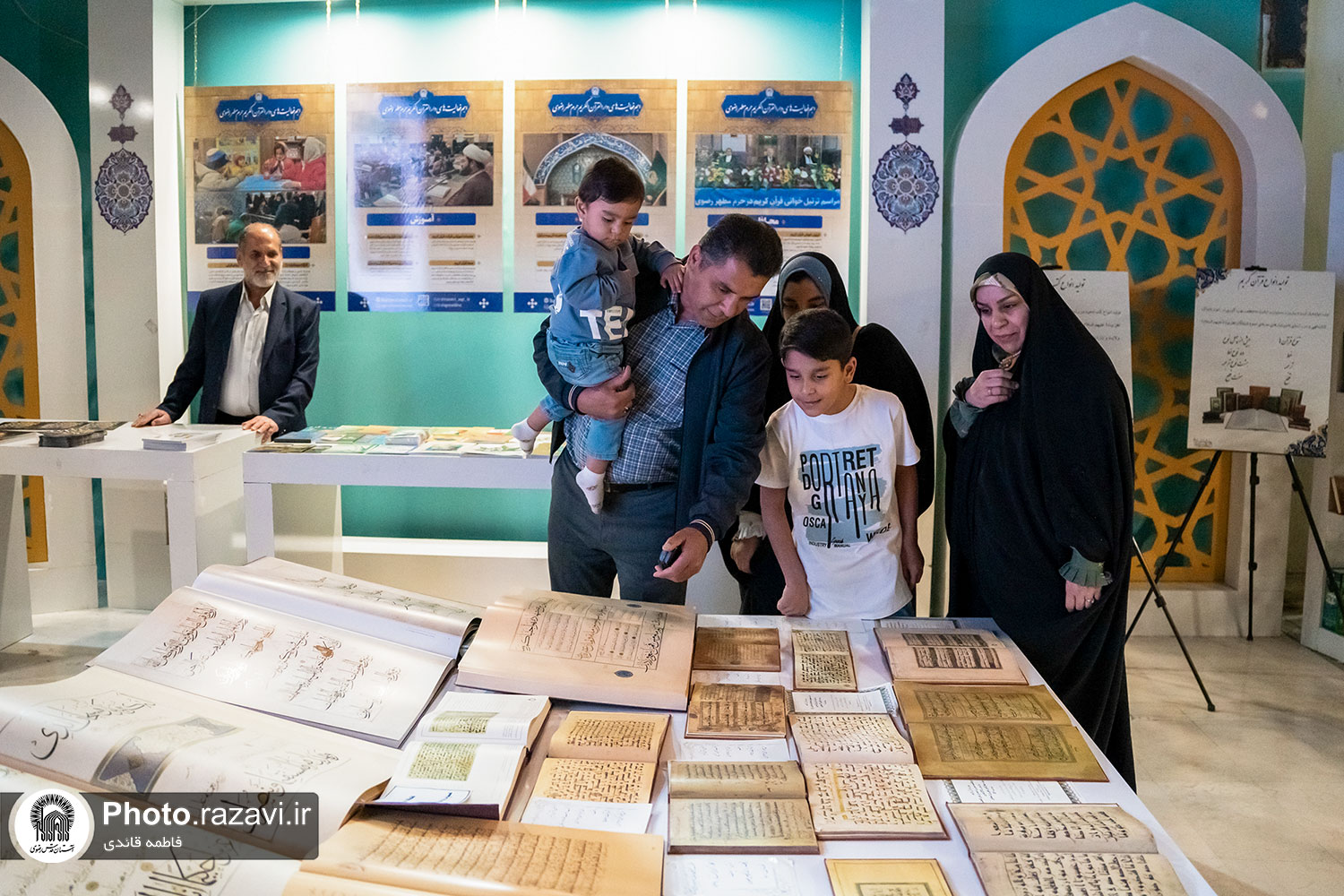 استقبال از غرفه آستان قدس در نمایشگاه قرآن کریم/ از نمایش قرآن‌های خطی منسوب به ائمه اطهار(ع) تا ارتباط زنده با حرم رضوی