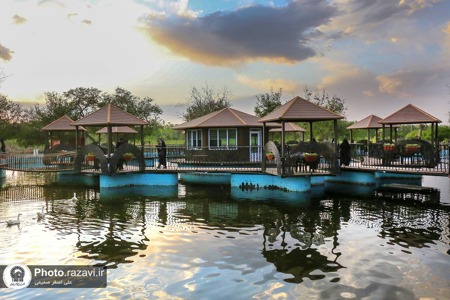 از ابتدای ماه مبارک رمضان تا عید فطر، مرکز امور بانوان و خانواده بنیاد کرامت رضوی با اجرای طرح فرهنگی خانوادگی «بهار در بهار»، کارکنان مؤسسات مختلف آستان قدس رضوی را به همراه خانواده‌هایشان مهمان سفره افطار و برنامه‌های شاد و مفرح کرده است.