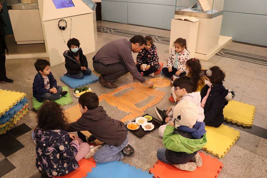 کتابخانه و موزه ملی ملک بزرگترین موقوفه فرهنگی ایران با مجموعه‌ای از فضاها و امکانات ویژه کودکان و نوجوانان، آمادگی میزبانی از گروه‌های این رده‌های سنی به ویژه برگزاری تورهای دانش‌آموزی را دارد.