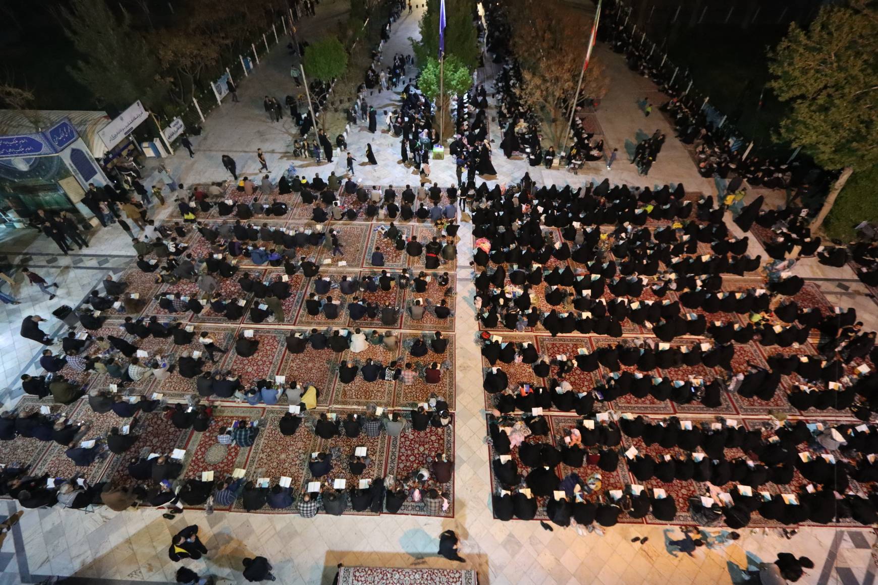 مراسم معنوی احیای شب بیست و یکم ماه مبارک رمضان همراه با پرچم متبرک گنبد امام حسین(ع) و حضرت اباالفضل العباس(ع) در مجموعه فرهنگی شهدای خواجه ربیع برگزار شد.