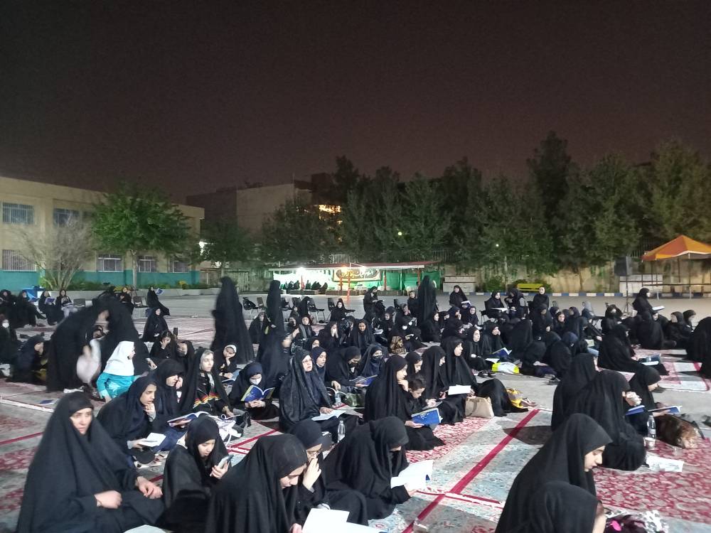 امشب مدرسه میزبان مراسم و مهمانان خاصی است. شبی که از هزار ماه بالاتر است و مهمانانش خانواده بزرگ مدارس امام رضا(ع) هستند که برای بهره‌مندی از برکات این شب سرنوشت‌ساز به صحن مدرسه امام رضا(ع) دعوت هستند.  