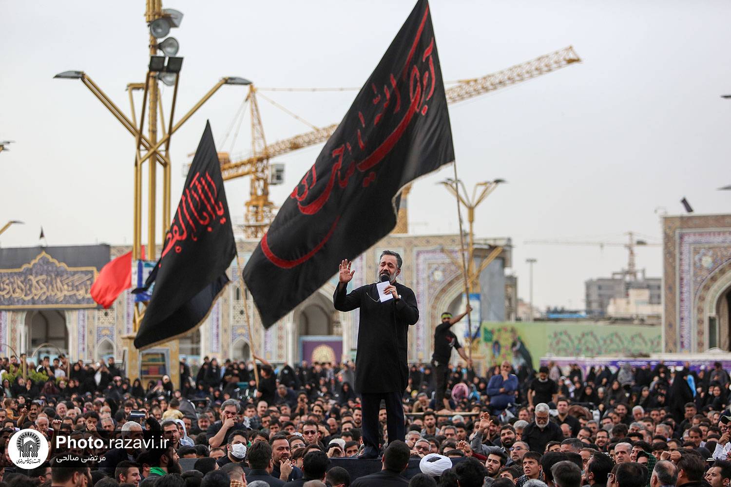 همزمان با روز شهادت امیرالمومنین(ع) آئین سنتی چهارپایه خوانی در حرم مطهر رضوی برگزار شد. 