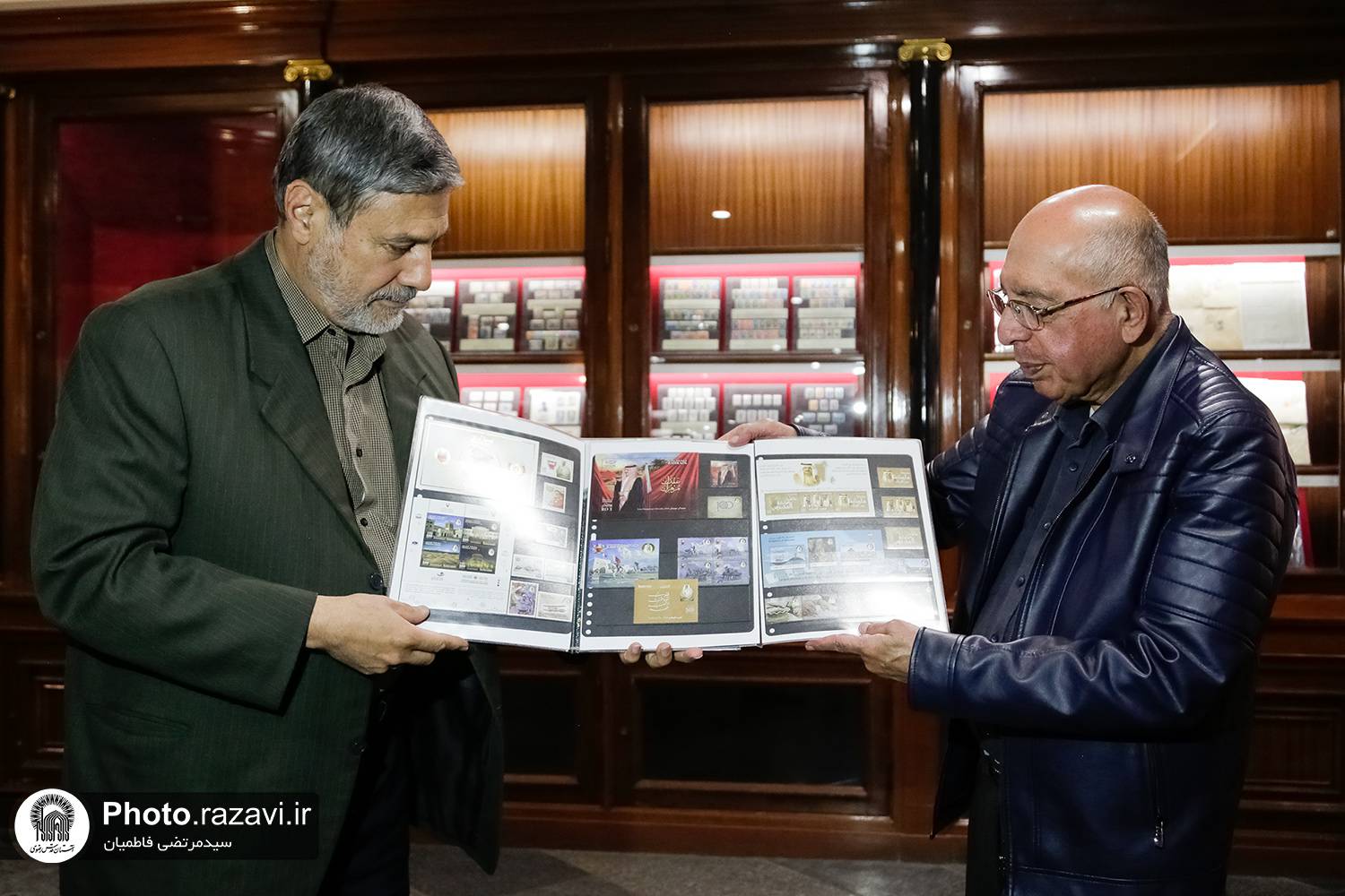 واقف بحرینی، 300 قطعه تمبر با محوریت تاریخ اجتماعی، سیاسی، اقتصادی بحرین را به موزه مرکزی آستان قدس رضوی اهدا کرد. 