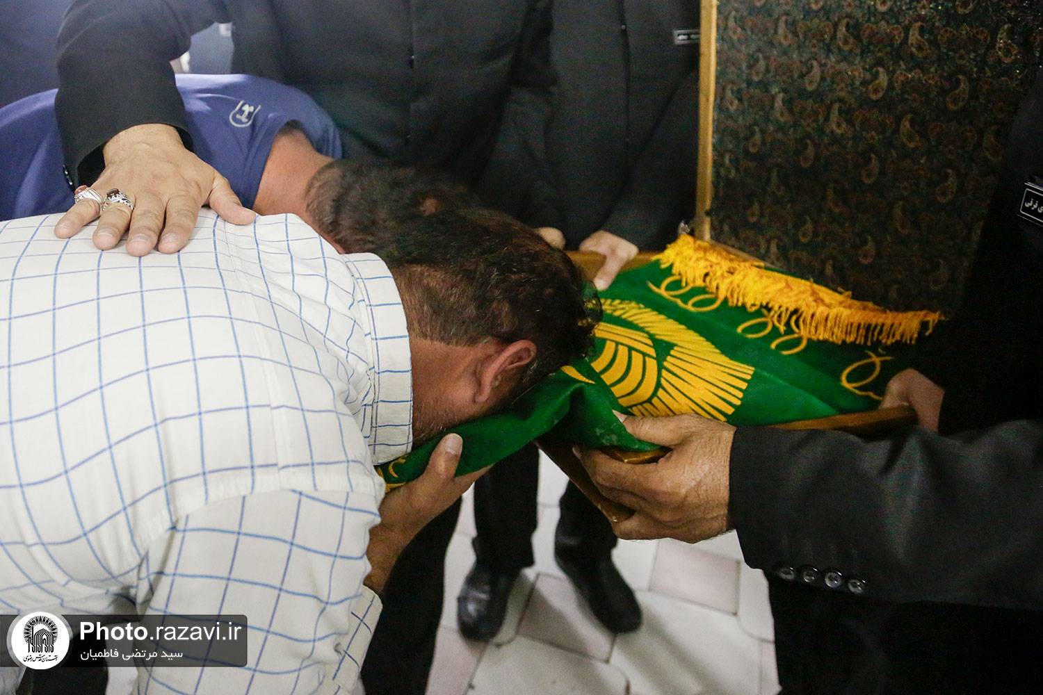 زندان مرکزی مشهد هم‌زمان با شب شهادت حضرت علی(ع) و دومین شب قدر، میزبان برگزاری مراسم متفاوتی بود و معاونت خدمات اجتماعی بنیاد کرامت رضوی با اجرای مرحله دیگری از طرح «سفره‌های کرامت رضوی»، بیش از چهارهزار زندانی را مهمان غذای متبرک و افطاری پر خیر و برکت امام هشتم(ع) کرد.   