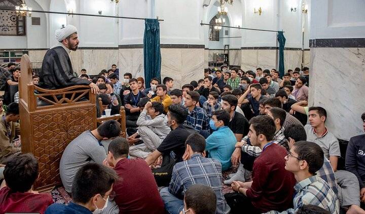 مسجد گوهرشاد حرم مطهر رضوی از امروز میزبان 1020 نوجوان روزه دار دهه هشتادی‌ خواهد بود که در ماه خدا، میهمان خانه امام رئوف می‌شوند و آخرین شب‌های ماه مبارک رمضان را در این صحن و سرا به سحر می‌رسانند.