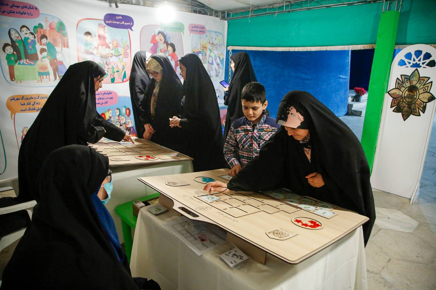 صوت خوش قرآن، صدای دلنشین تواشیح خوانی، تابلویی آبی رنگ که با خطی طلایی عبارت «ماه خوب خدا» بر روی آن نقش بسته و ردیف شمعدانی‌های خوش رنگ که دور آبنمای بزرگ وسط حیاط مدرسه خیرات خان حرم رضوی چیده شده، شوق هر بیننده‌ای را برای بازدید از نمایشگاه قرآنی که در ایام ماه مبارک رمضان در مدرسه خیرات خان حرم رضوی برگزار شده بیشتر می‌کند. 