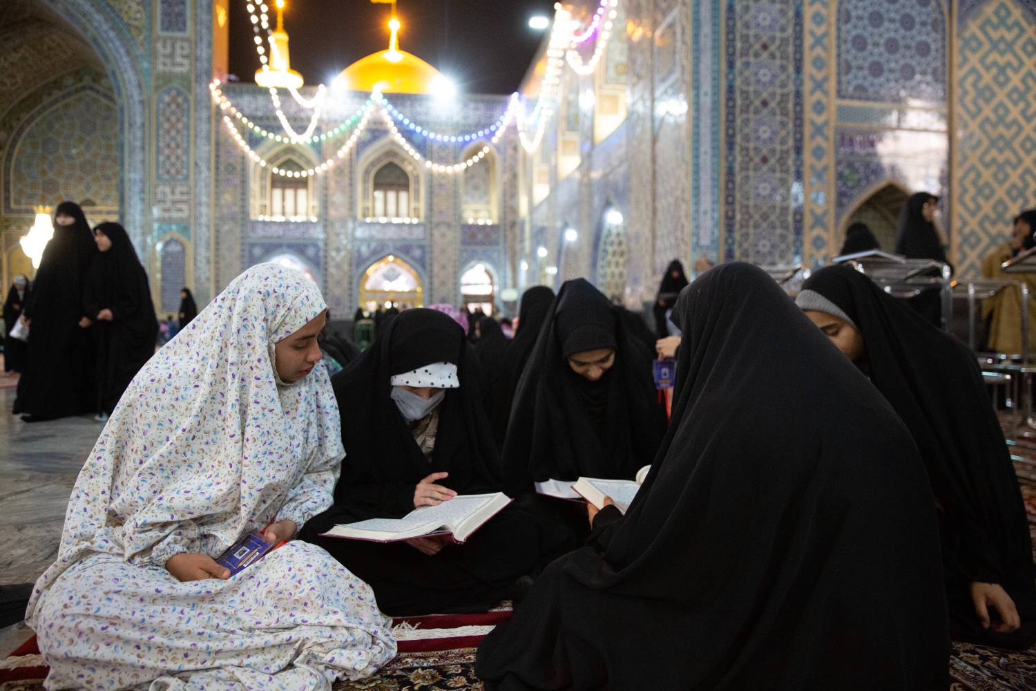 ساعتی از مراسم افطار گذشته و دختران دانش آموز شرکت کننده در مراسم اعتکاف دهه هشتادی‌های حرم مطهر رضوی در مسجد گوهرشاد مشغول گپ و گفت و  خوش و بش‌ های دوستانه هستند. در روی سکوی مراسم روی تابلویی نوشته شده «مراسم اعتکاف بی نهایت عاشقی»...