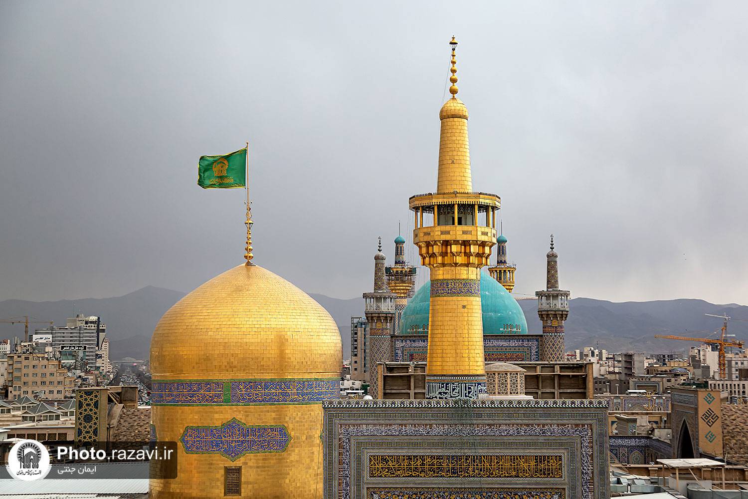 گلدسته‌های آستان ملائک پاسبان حضرت‌رضا(ع) که بانگ اذان، هر صلات، چون پیچک بر خشت مطلای آن می‌پیچد و دست در آسمان مشهد می‌آویزد، یکی از زیباترین بناهای ستون خورده در حریم حرم مطهر رضوی است که تاریخی همطراز با روضه منوره دارد. اگرچه اکنون حدد 12مناره یا گلدسته در حرم دیده می‌شود، اما نشان دو گلدسته از این تعداد را باید در همه دوران‌های ایجاد تا توسعه حرم دید و برایش روایت‌ها نوشت. دو گلدسته که قدمت…