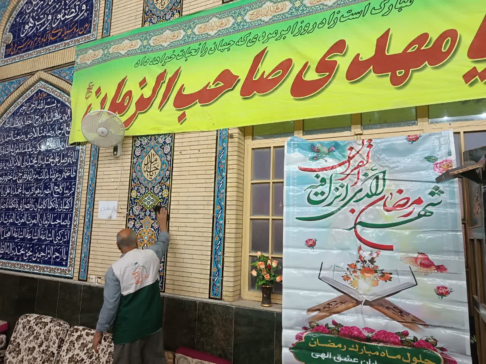 در آستانه ماه مبارک رمضان، به همت خادمیاران رضوی، مساجد ریحان شهر برای میزبانی از مهمانان ماه خدا غبارروبی شد.