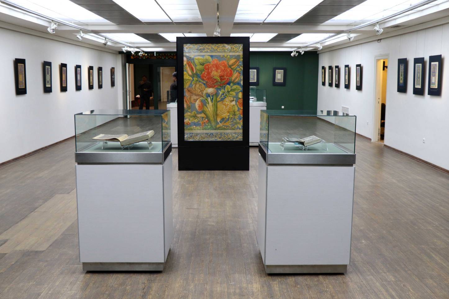 همزمان با ایام ماه مبارک رمضان نمایشگاه «چهل آینه(سوره فاتحه الکتاب از 40 نسخه خطی قرآن مجید)» در کتابخانه و موزه ملی ملک بزرگترین موقوفه فرهنگی آستان قدس رضوی در تهران برپا شده است. 