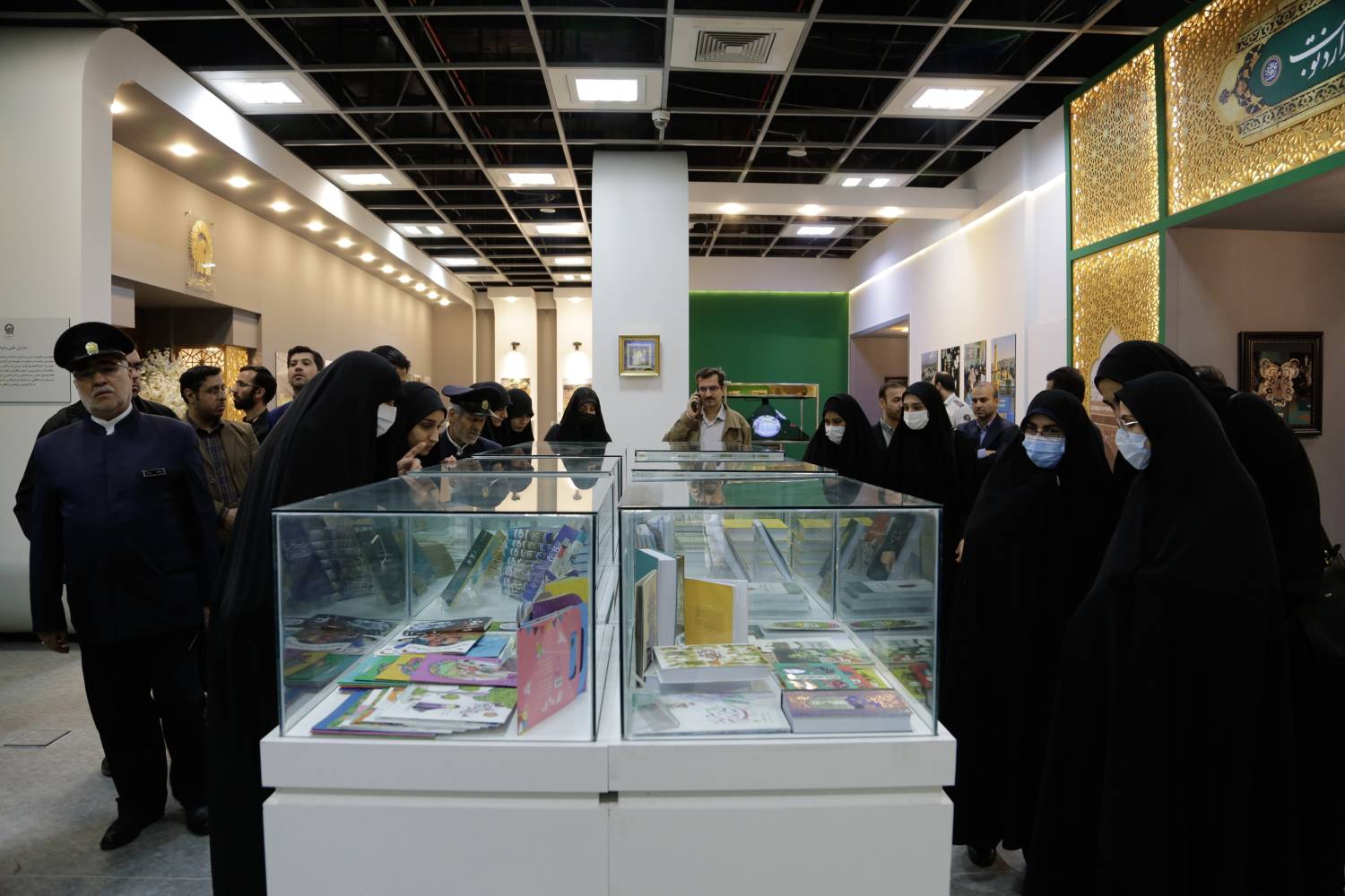 بازدید جمعی از کارکنان دانشگاه بین‌المللی امام رضا(ع) از نمایشگاه «رواق خدمت»