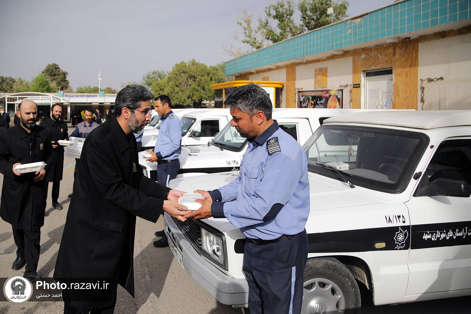 به همت بنیاد کرامت رضوی، ۲ هزار نفر از پاکبانان شهر مشهد مقدس که عمدتا ساکن مناطق حاشیه شهر و خدمتگزار در این مناطق هستند، و همچنین 400 نفر از خدمتگزاران مردم در قطار شهری و آرامستان بهشت رضا(ع)، میهمان سفره افطار حرم مطهر رضوی شدند.