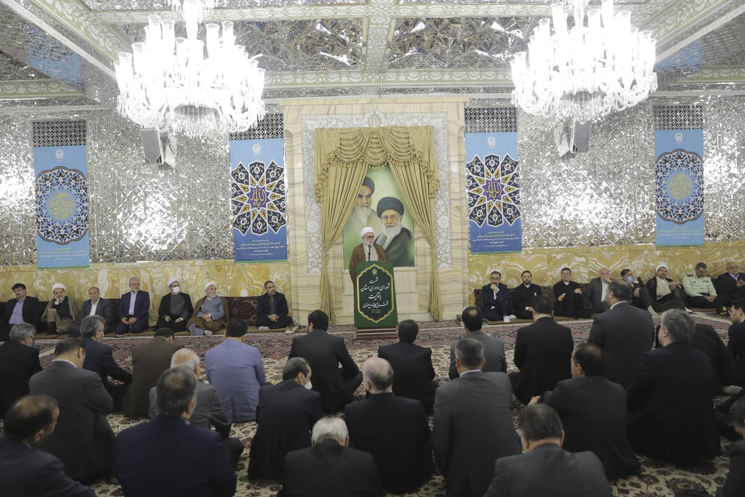 تولیت آستان قدس رضوی در دیدار مدیران استان خراسان رضوی گفت: همدلی و تلاش مضاعف مسئولان موجب شکست حربه اقتصادی دشمن است.