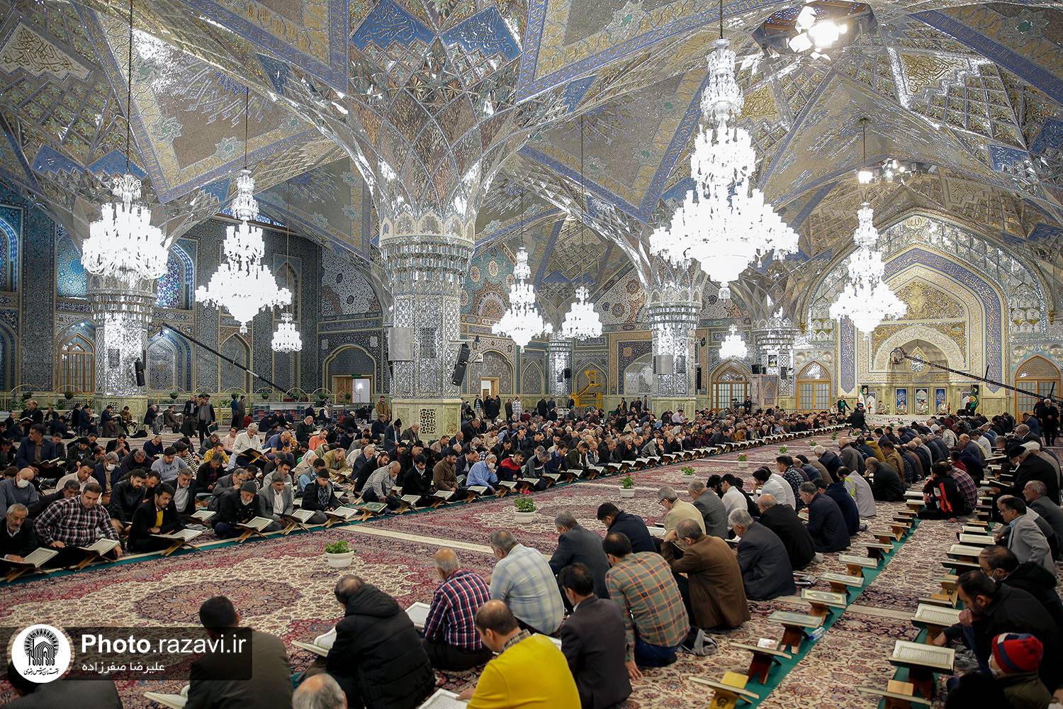 همزمان با اولین روز از ماه مبارک رمضان و حلول بهار قرآن، نخستین مراسم ترتیل خوانی قرآن کریم  در رواق امام خمینی(ره) حرم مطهر رضوی برگزار شد.