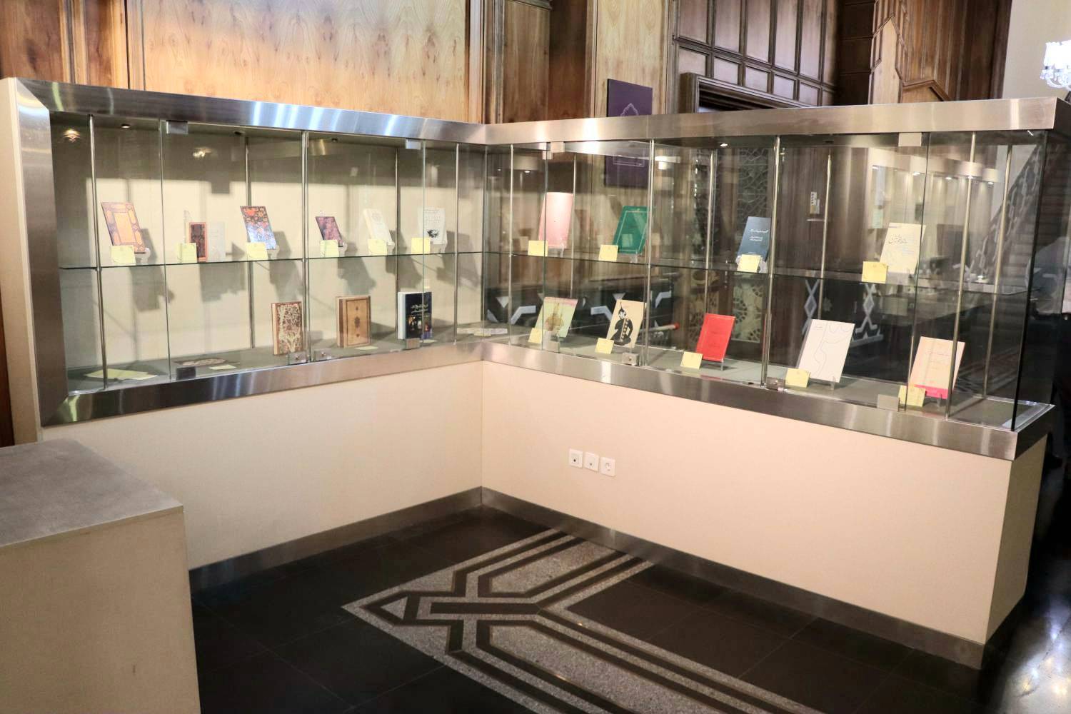 فروشگاه کتاب و محصولات فرهنگی مؤسسه کتابخانه و موزه ملی ملک به مناسبت نوروز 1402 در سرسرای همکف ساختمان این موقوفه فرهنگی آستان قدس رضوی در تهران دایر شد.