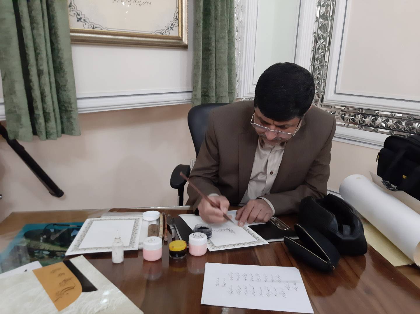 کارگاه خوشنویسی «بهار قلم» با حضور استاد مهدی اسماعیلی مود به صورت انفرادی در موزه قرآن و هدایای مقام معظم رهبری واقع در صحن کوثر آغاز به کار کرد. 