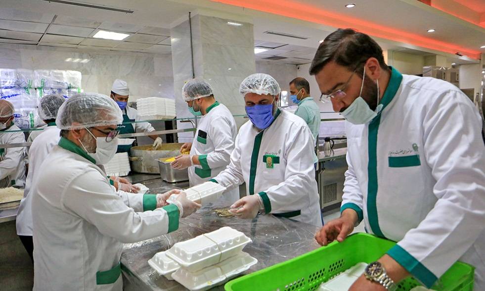 همزمان با ماه مبارک رمضان، بار دیگر خادمان این آستان افتخار میزبانی از خیل روزه‌داران را یافته‌اند و زائران و مجاوران حضرت رضا(ع) مهمان خوان پربرکت رضوی شده‌اند.