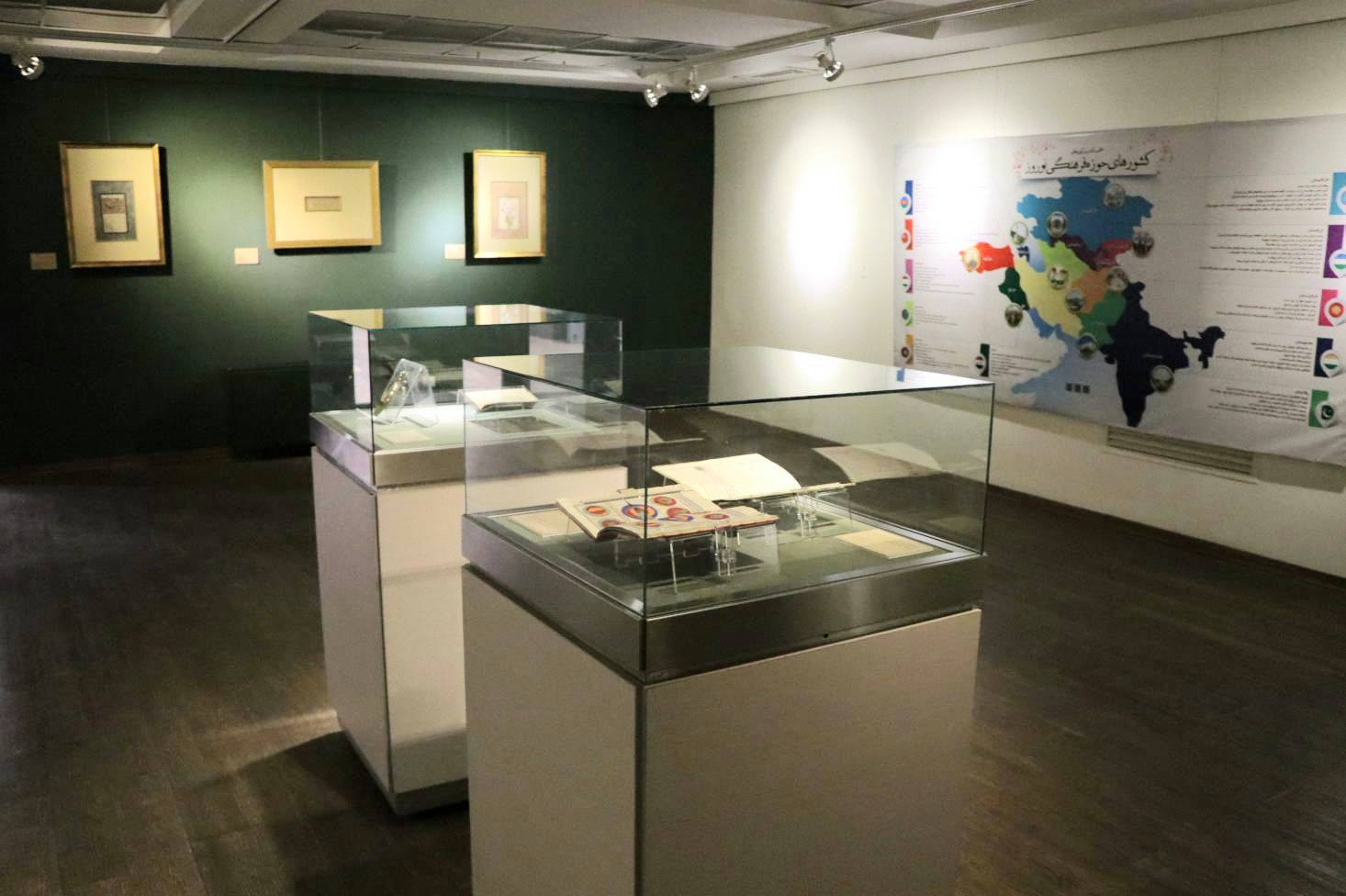 نمایشگاه «بهارستان؛ بهار در هفت منظر به روایت آثار کتابخانه و موزه ملی ملک» به مناسبت نوروز 1402 در این مجموعه وقفی بارگاه ملکوتی امام هشتم(ع) در تهران برپا شده است.