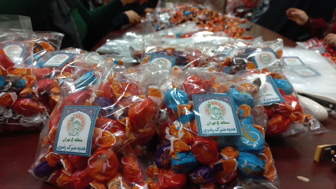 طعام رضوی در سفره یلدایی نیازمندان تهران قرار گرفت