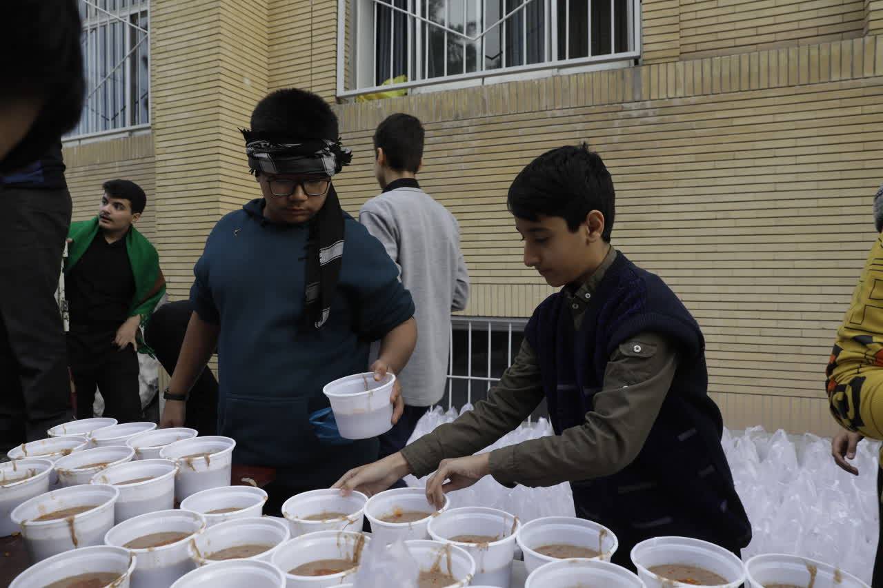 تکریم ساکنان حاشیه شهر با غذای گرم و سبد یلدا