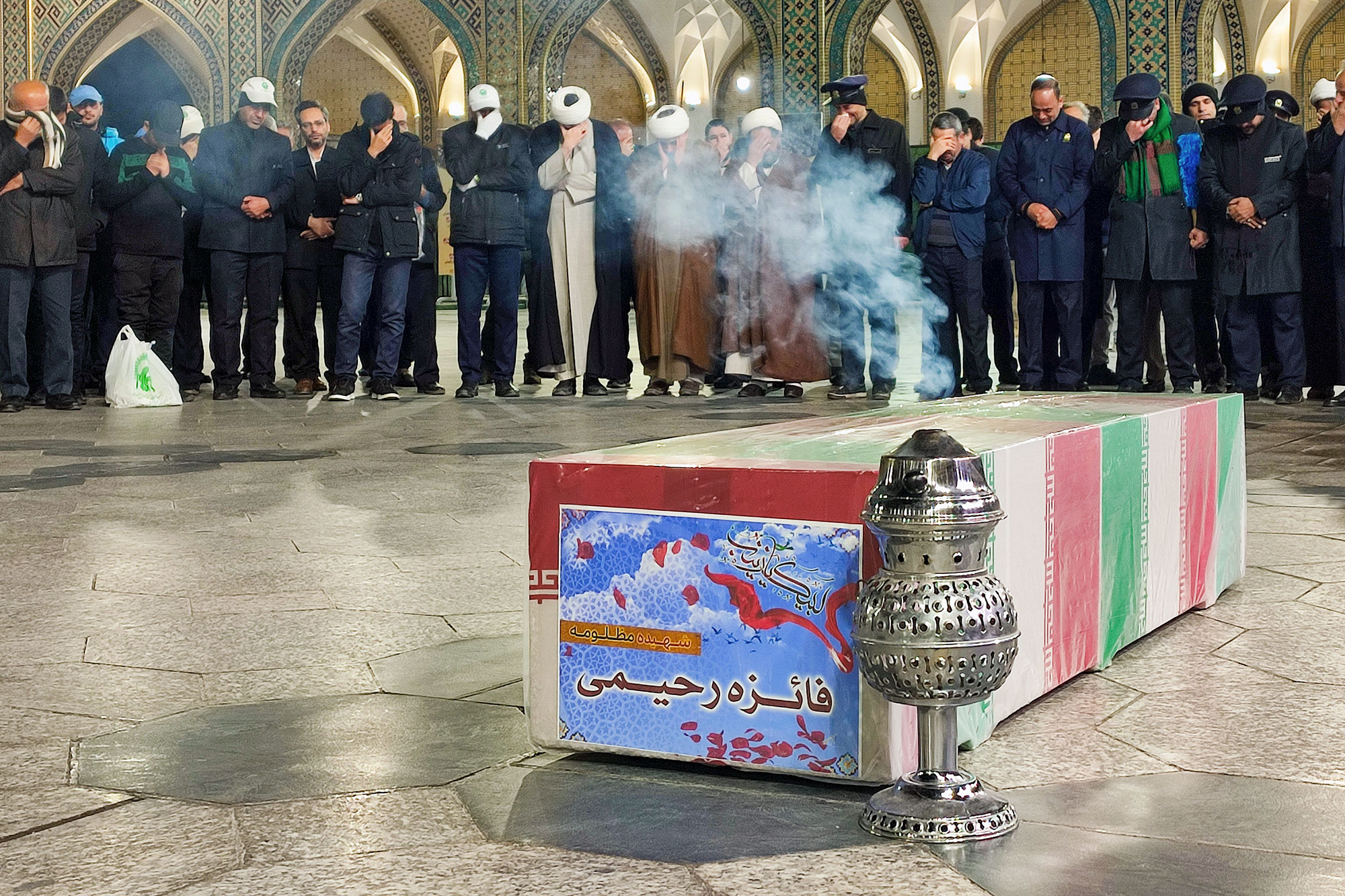 اقامه نماز بر پیکر شهیده حادثه تروریستی کرمان «فائزه رحیمی» در حرم مطهر رضوی