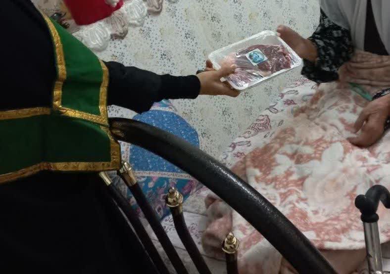 توزیع گوشت گرم میان ۲۵۰ خانواده کم‌برخوردار