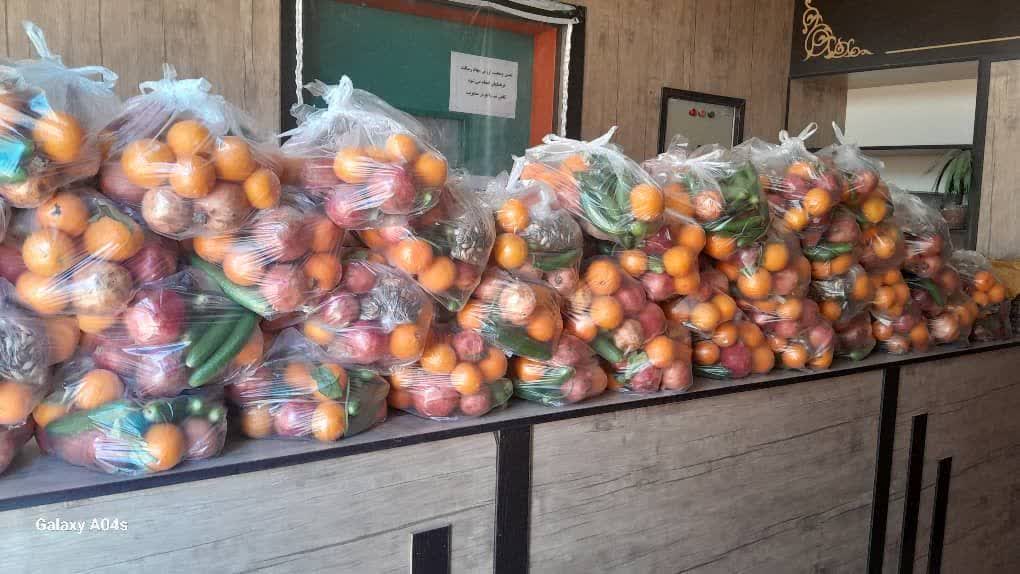 همدلی خادمیاران رضوی جیرفت با نیازمندان در شب یلدا