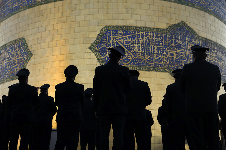 عکس با کیفیت : خادمین حرم امام رضا علیه السلام