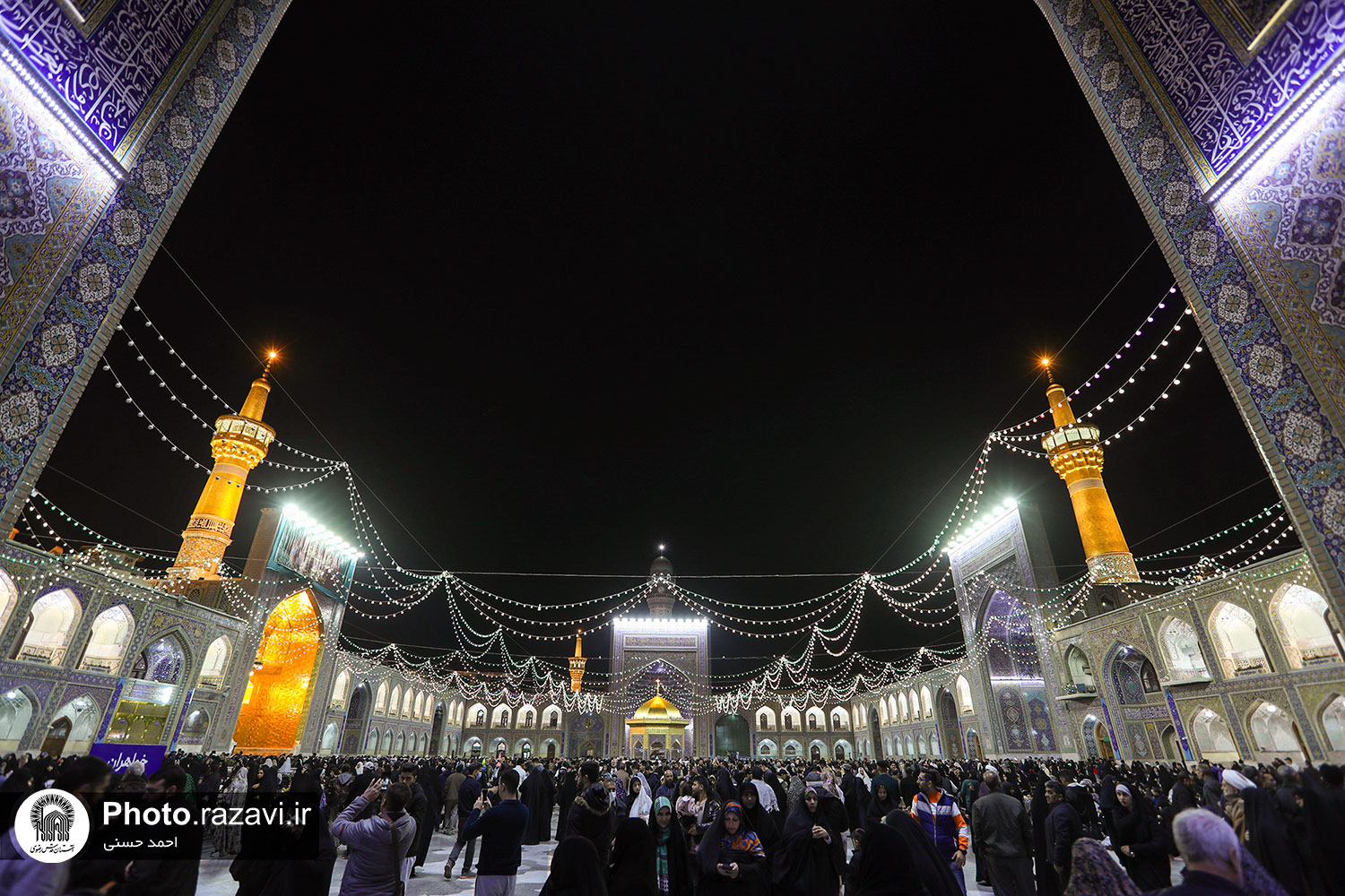همزمان با فرارسیدن سالروز ولادت با سعادت ابن الرضا حضرت جوادالائمه(ع)، حرم مطهر رضوی در شب میلاد این امام همام  غرق در نور و سرور و شادمانی شد.
