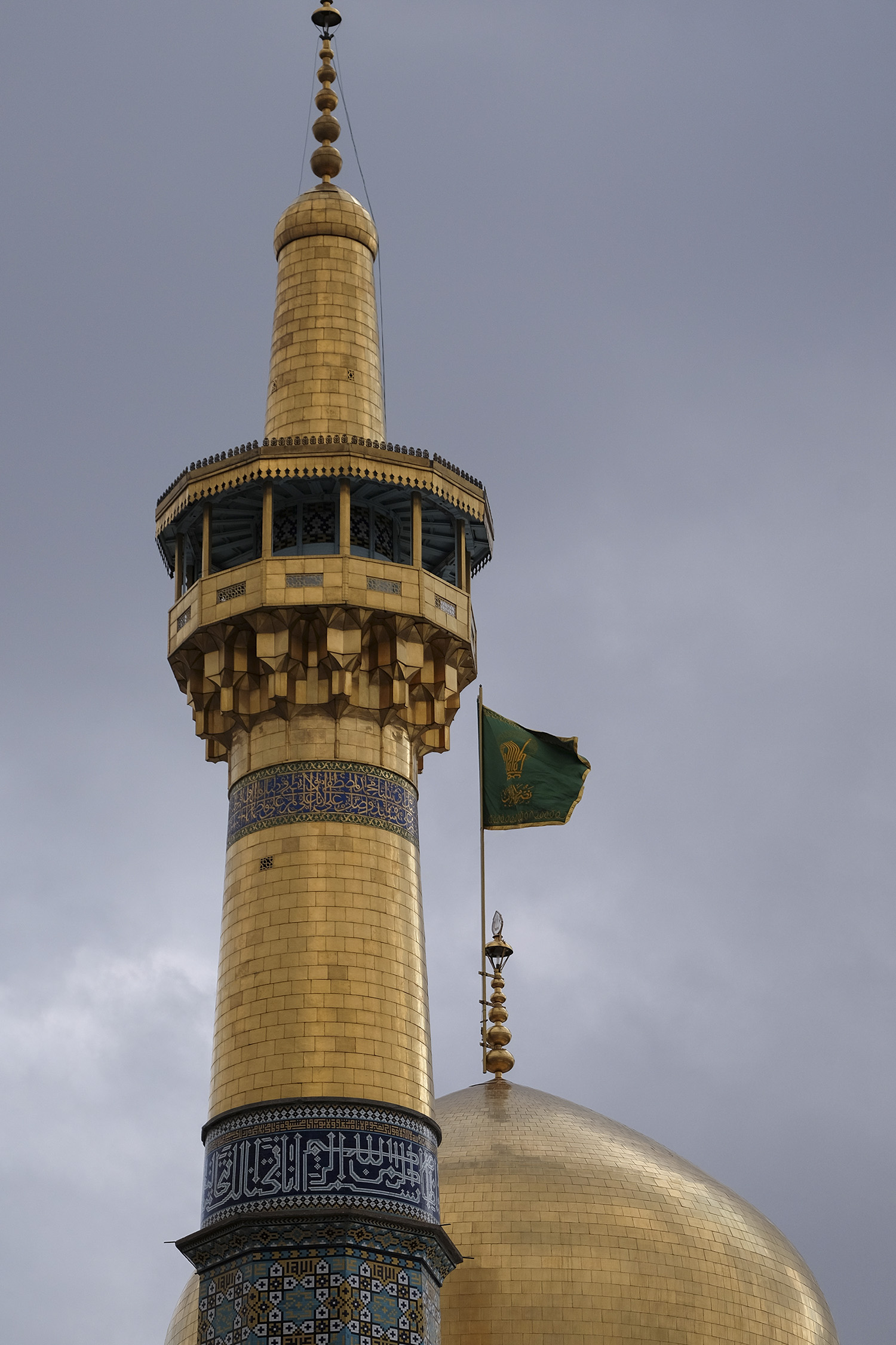 عکس با کیفیت : گنبد و گلدسته حرم مطهر رضوی