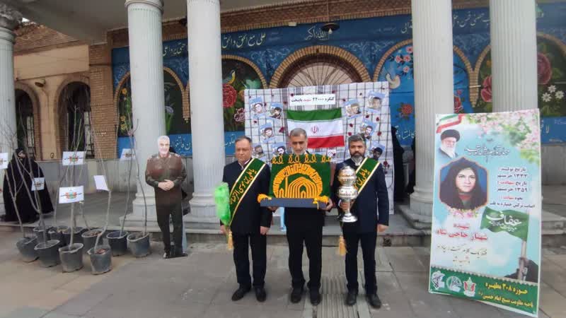 کاشت نهال به نام شهدا/ همراهی خادمیاران کانون خدمت رضوی منطقه ۱۲ در کاشت نهال