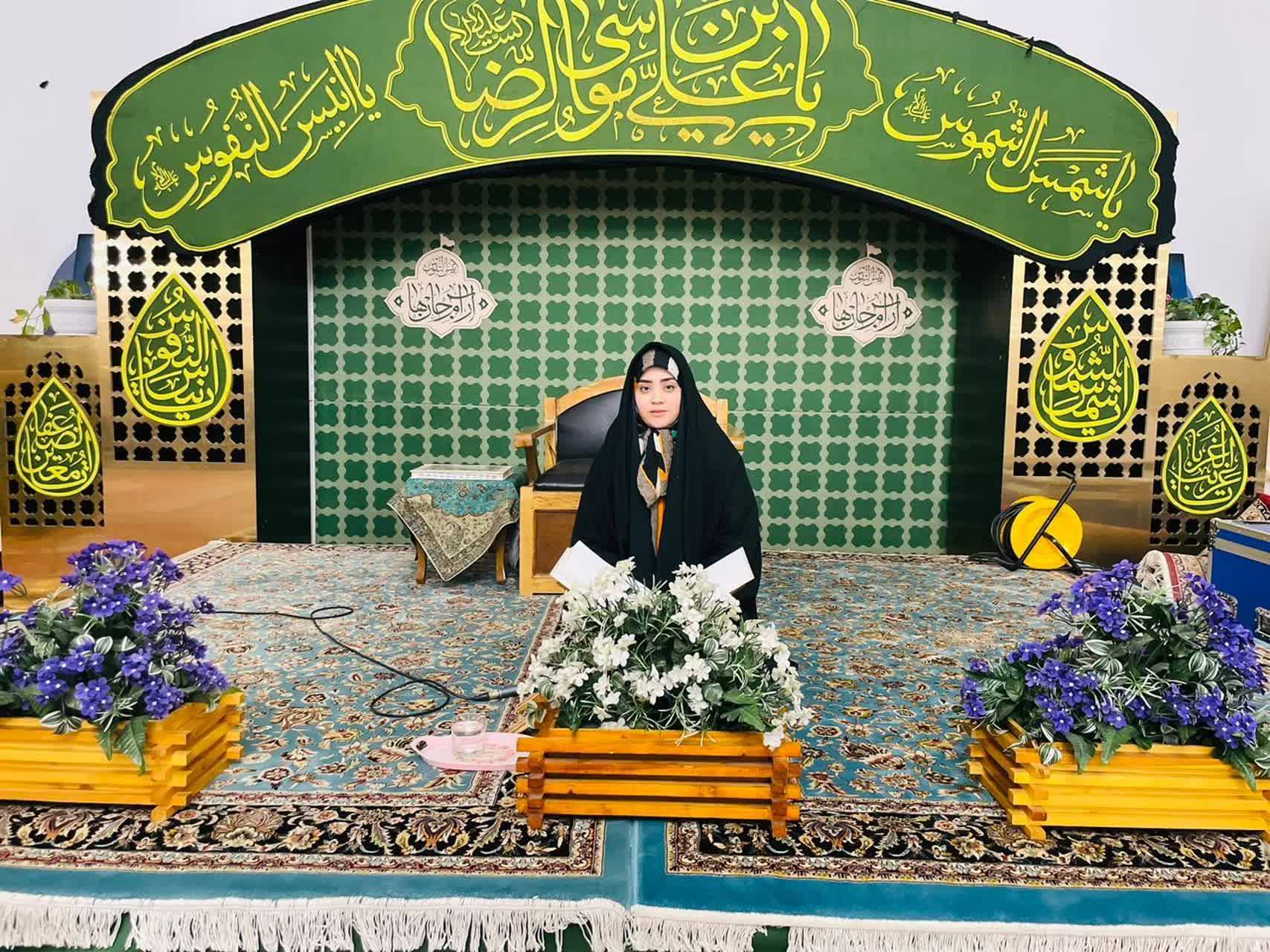 به همت مرکز قرآن کریم آستان قدس رضوی،  همزمان با ایام الله دهه فجر، محفل انس با قرآن ویژه بانوان در رواق حضرت زهرا (س) حرم مطهر رضوی برگزار شد.