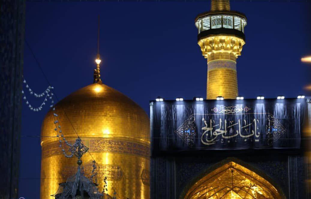 به مناسبت فرارسیدن سالروز شهادت حضرت موسی بن جعفر باب الحوائج(ع)، بارگاه ملکوتی رضوی در سوگ این امام همام سیاهپوش شد.