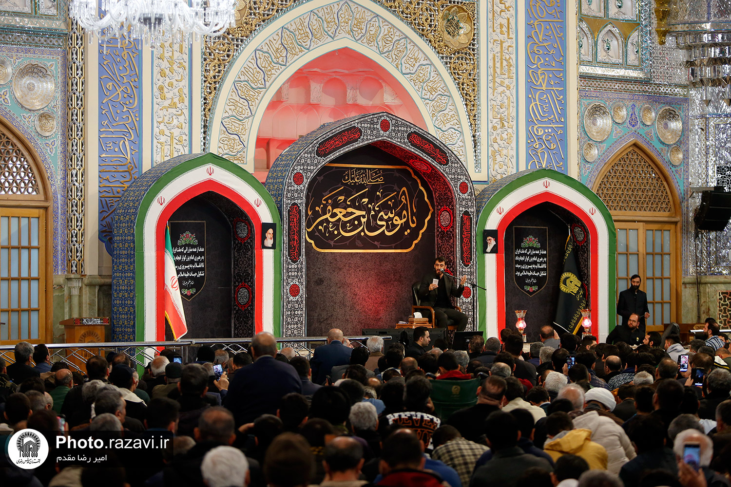 زائران حرم مطهر رضوی در شب شهادت هفتیمن کوکب هدایت؛ حضرت موسی بن جعفر(ع) با حضور در حرم مطهر رضوی در سوگ شهادت این امام مظلوم اقامه عزا کردند.