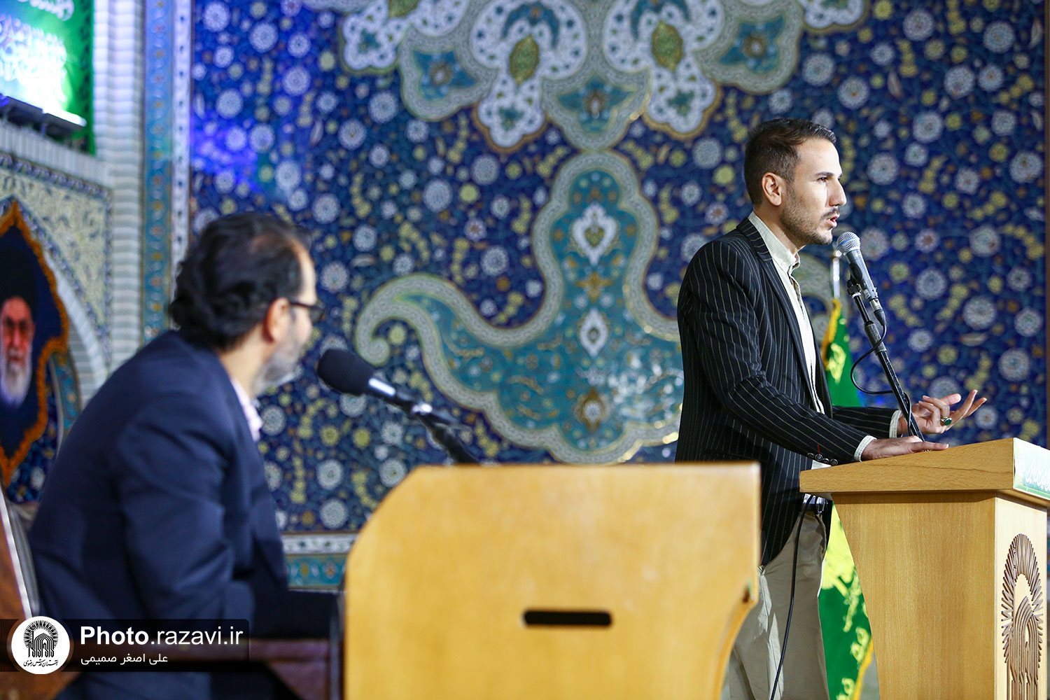 همزمان با سالروز پیروزی انقلاب اسلامی محفل شعرخوانی «در مسیر انقلاب» با حضور جمعی از شعرای آئینی در حرم مطهر رضوی برگزار شد.