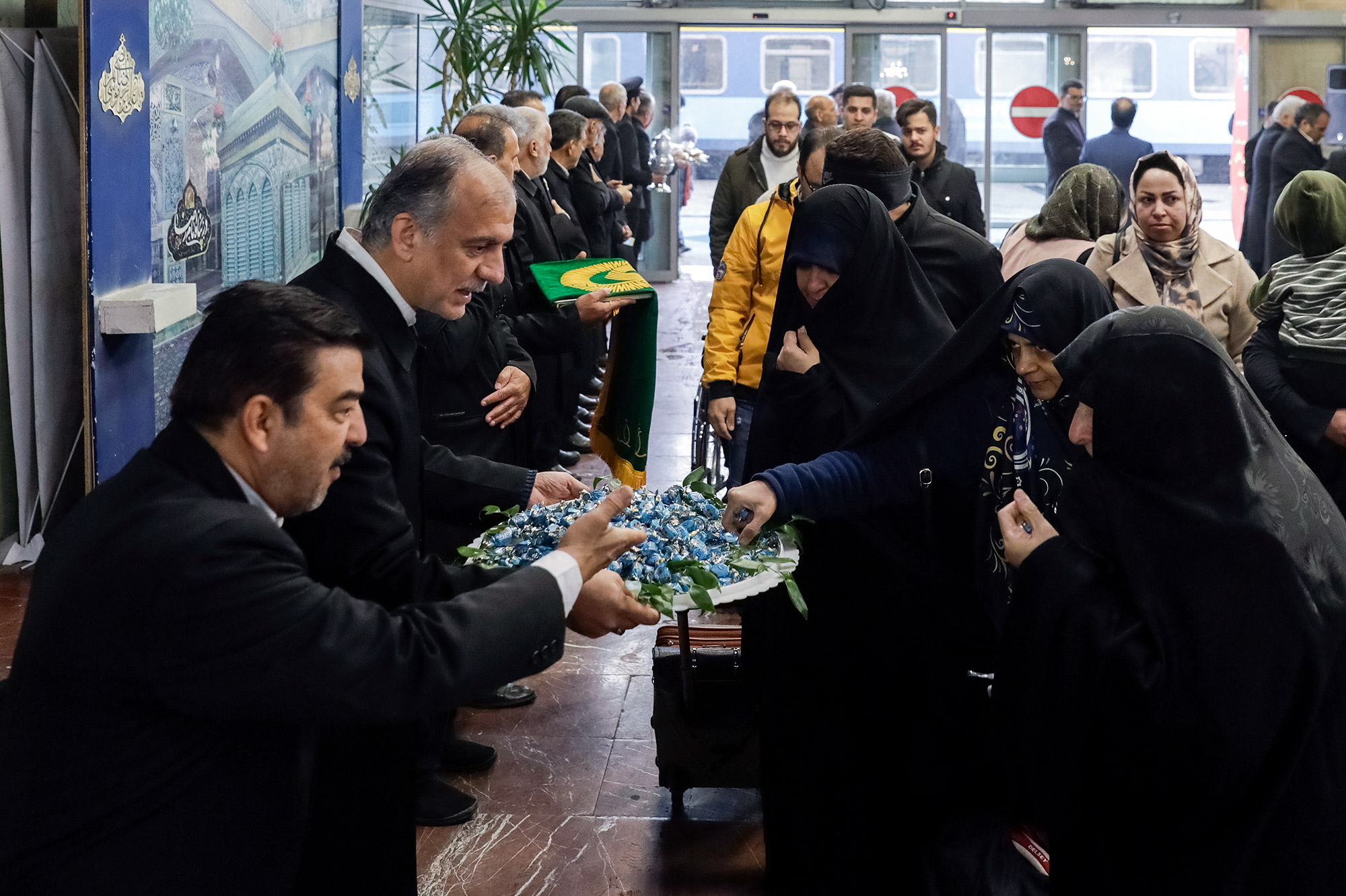 استقبال از زائرین در راه آهن